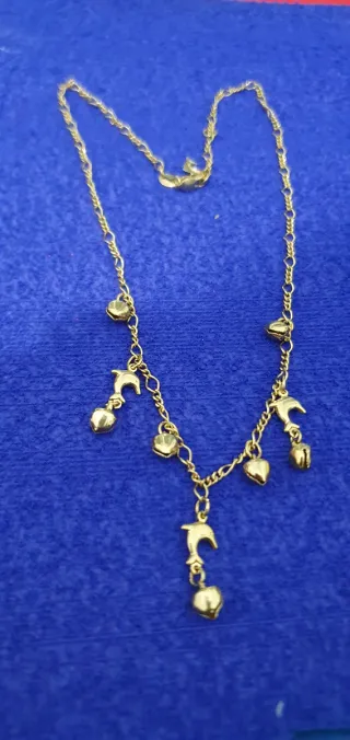 Collar con delfines y corazones dorados