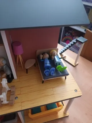 Casa de muñecas de madera con figuras