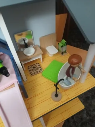 Casa de muñecas de madera con figuras