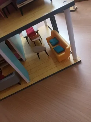 Casa de muñecas de madera con figuras