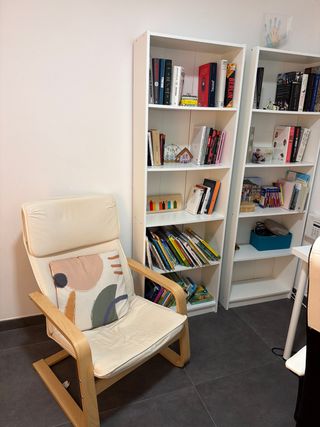 Scaffalature bianche x2 + poltrona in tessuto