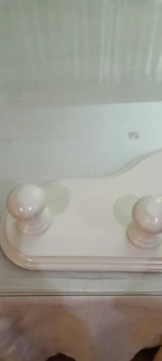 Percha de pared beige y blanca