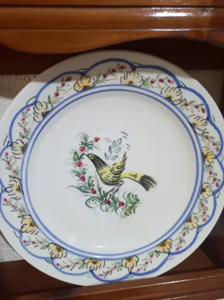 Expositor de platos de madera con 4 platos