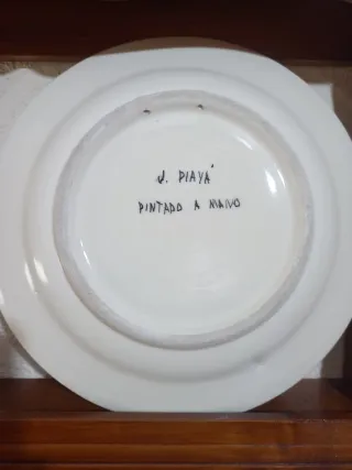 Expositor de platos de madera con 4 platos