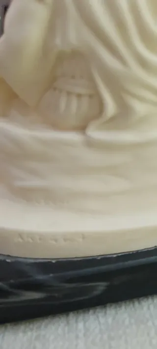 Figura La Piedad tallada