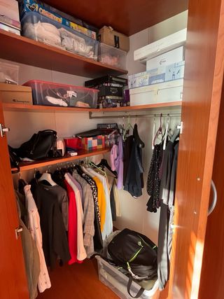 Armadio ad angolo blu e marrone