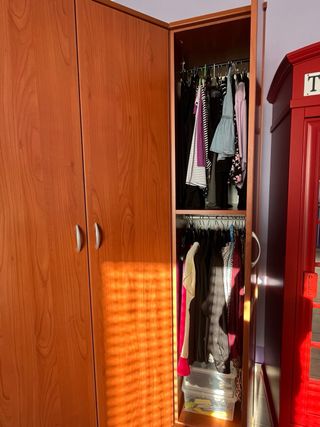 Armadio ad angolo blu e marrone