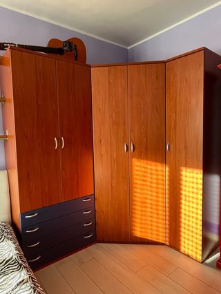 Armadio ad angolo blu e marrone