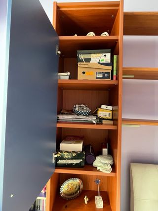 Armadio ad angolo blu e marrone