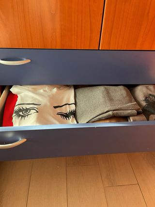 Armadio ad angolo blu e marrone