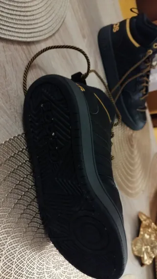 Zapatillas Adidas Negras y Doradas