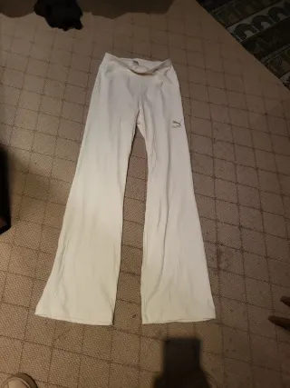 Pantalón chándal Puma Talla M .Color marfil.