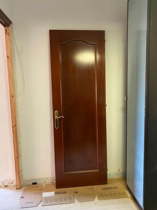 Puerta de madera color roble