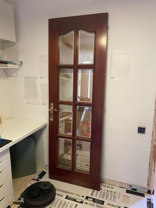 Puerta de madera color roble