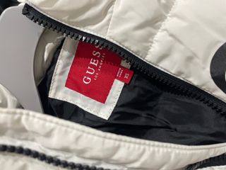 Chaqueta Guess Blanca y Negra Original