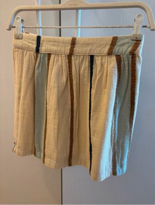 Falda abierta beige con rayas