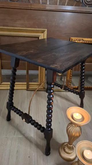 Mesa auxiliar antigua restaurada