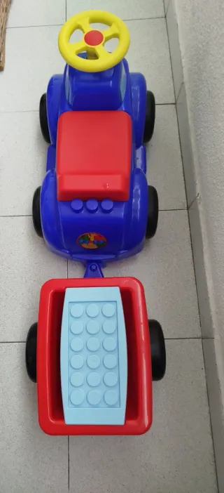 Correpasillos azul y rojo con remolque