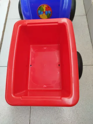 Correpasillos azul y rojo con remolque