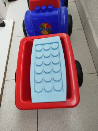 Correpasillos azul y rojo con remolque