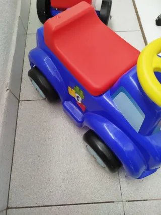 Correpasillos azul y rojo con remolque