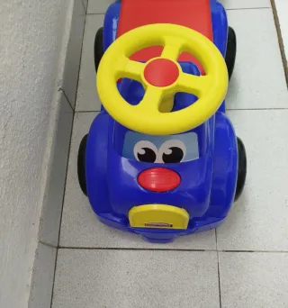 Correpasillos azul y rojo con remolque