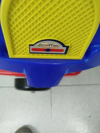 Correpasillos azul y rojo con remolque