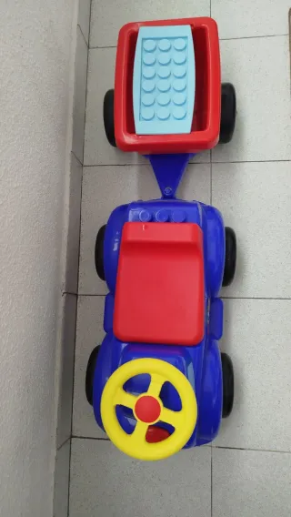 Correpasillos azul y rojo con remolque