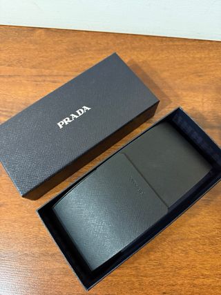 Caja y estuche Prada gafas sol