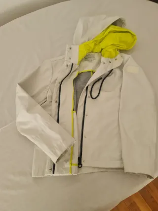 Cortavientos blanco y amarillo