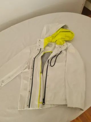 Cortavientos blanco y amarillo