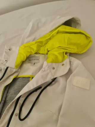 Cortavientos blanco y amarillo