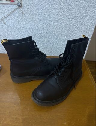 Botas negras con cordones