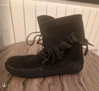 Botas ante negro con flecos