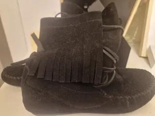 Botas ante negro con flecos