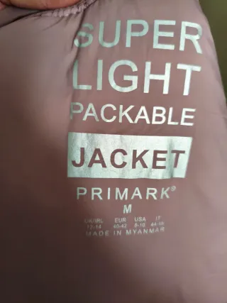 Chaqueta acolchada rosa con capucha