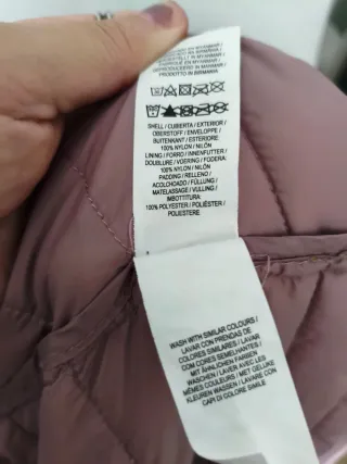 Chaqueta acolchada rosa con capucha