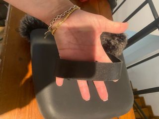 Borsa O bag grigia con inserto in pelliccia