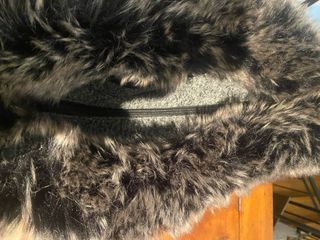 Borsa O bag grigia con inserto in pelliccia