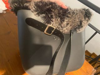 Borsa O bag grigia con inserto in pelliccia