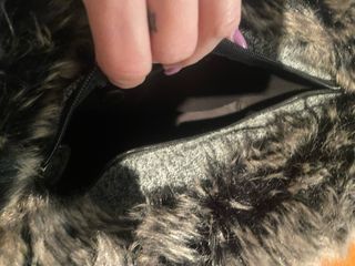 Borsa O bag grigia con inserto in pelliccia