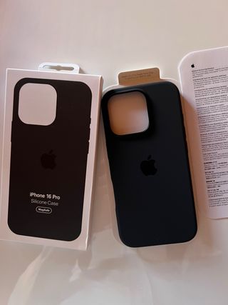Cover iPhone 16 Pro Silicone MagSafe Nero