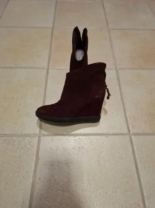 Botines de cuña color granates