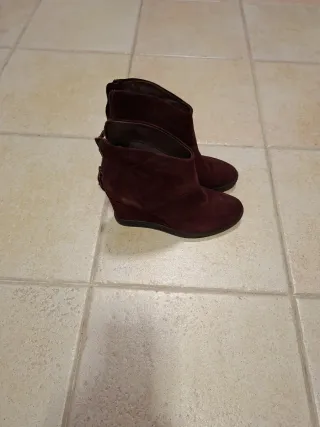 Botines de cuña color granates