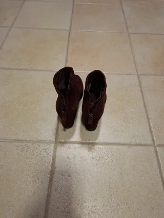 Botines de cuña color granates