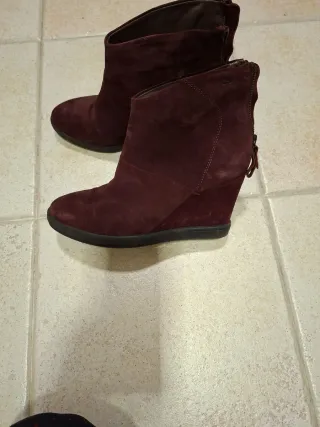 Botines de cuña color granates