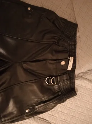 Pantalones negros efecto piel Talla XS