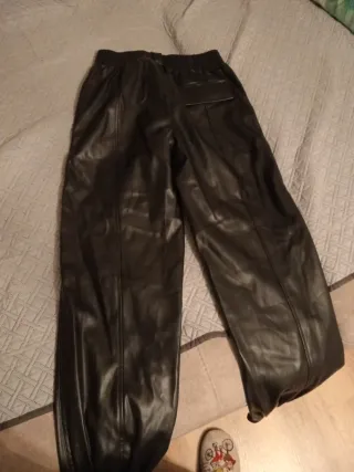 Pantalones negros efecto piel Talla XS