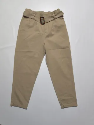 Pantalón ancho beige con cinturón