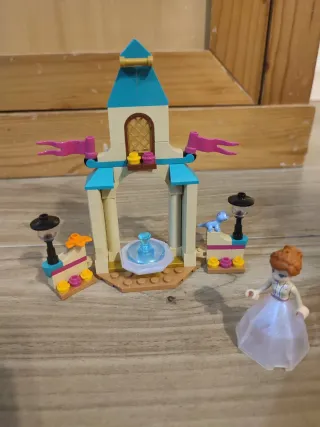 Lego Disney 43198 il cortile del castello di Anna